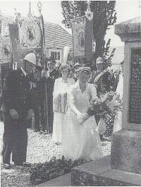 Ehrenjungfrauen vor dem Kriegerdenkmal